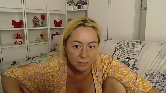 _karolynesyera_'s Live XXX Chat