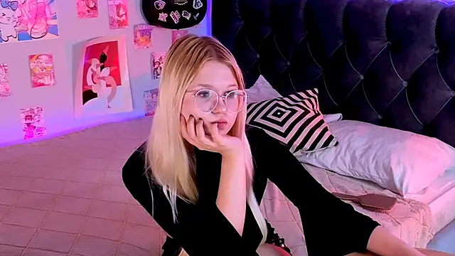 LunariaFox live XXX chat