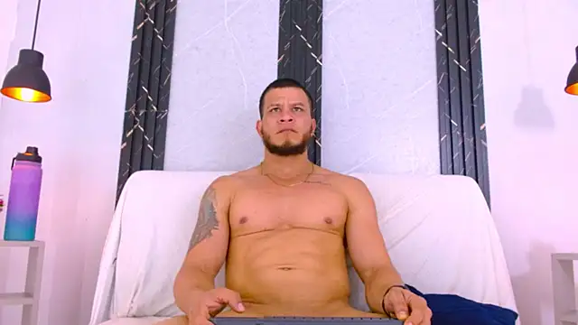 Maximiliano_Stronge – Naživo XXX chat