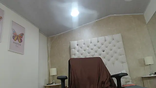 LuciaMoore Chat XXX in diretta