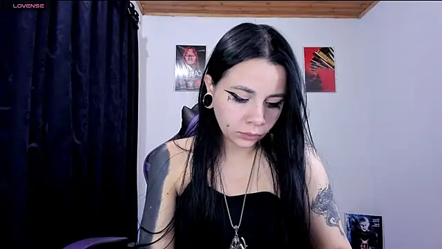 emilydolll666 Adlı Modelin Canlı XXX Sohbeti