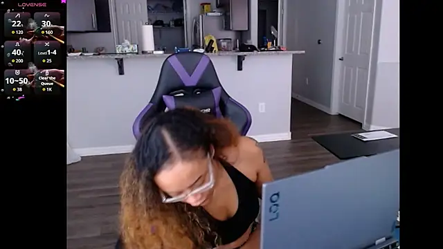 XXX chat uživo modela ReeseZen