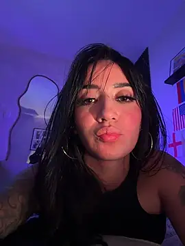 EmmyEvans1 Adlı Modelin Canlı XXX Sohbeti