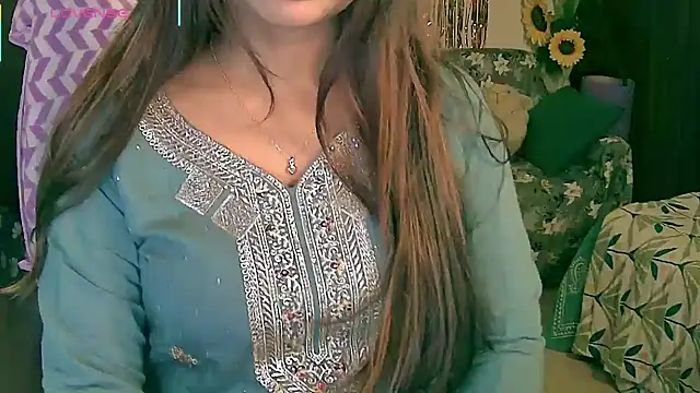 Cute-Tara Chat XXX live