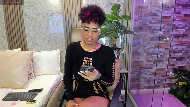 LuciaWallace 现场XXX聊 天
