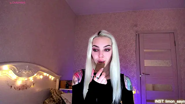 LillyMoure_'s Live XXX Chat