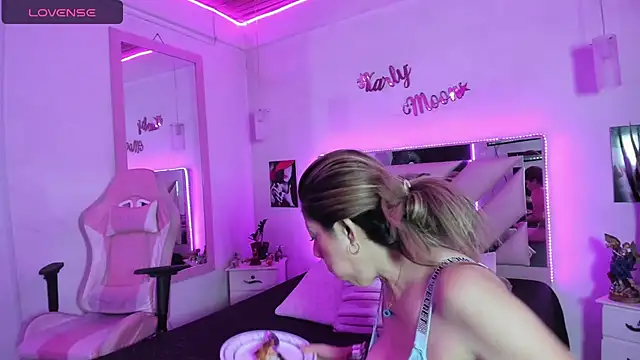 Chat XXX en directo de Karly_moon