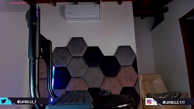 Latrellx7 Show in webcam