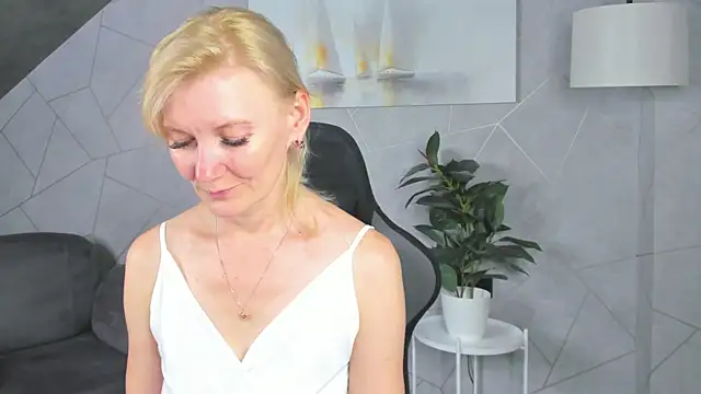 Julie_Lucas Live XXX-chat