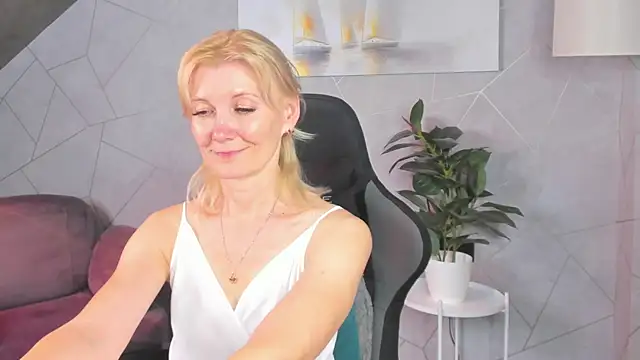 Julie_Lucas: онлайн-секс-чат