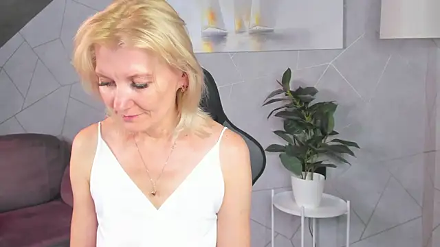 Julie_Lucas' Live XXX Chat