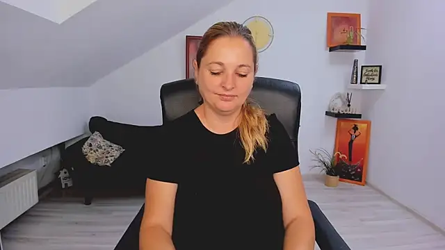 LollaGirl live XXX chat