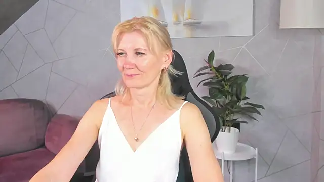 Julie_Lucas' Live XXX Chat