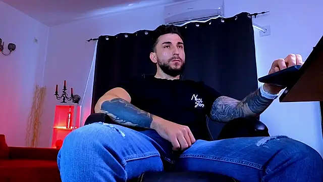 MightyAaron66's Live XXX Chat
