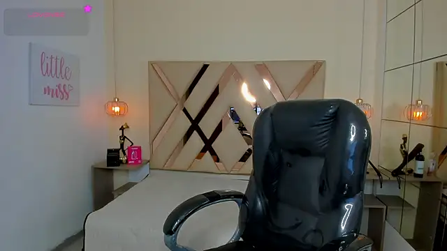Anyelo_Twink Adlı Modelin Canlı XXX Sohbeti