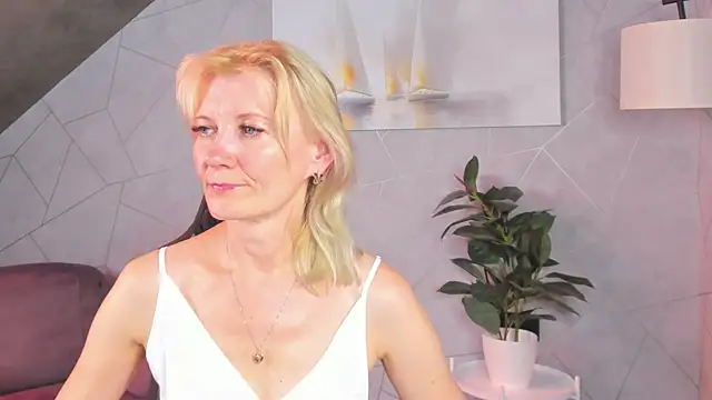 Julie_Lucas' Live XXX Chat
