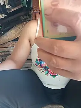tuyet-nhi Adlı Modelin Canlı XXX Sohbeti