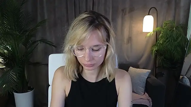 Chat +18 de NoraMoreau ao vivo