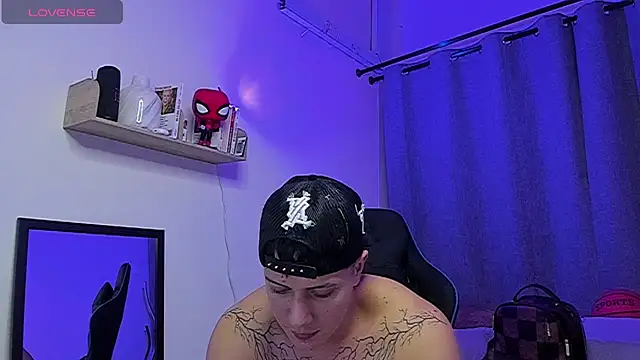 ASHTON_HILS live XXX chat