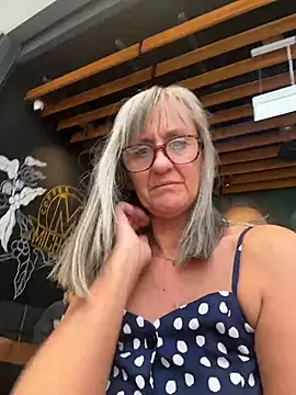 LILY-UK-MILFのライブXXXチャット