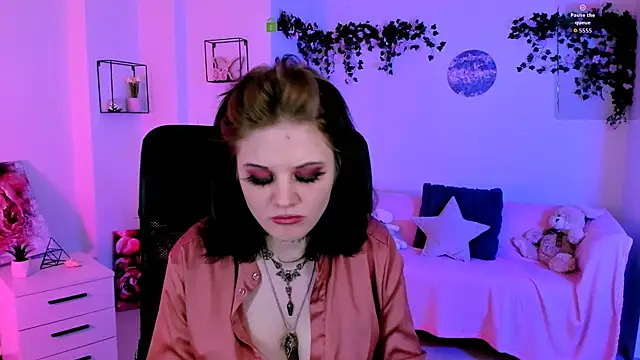 nikki_kiss_ Adlı Modelin Canlı XXX Sohbeti