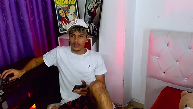 Angel_foxc13 élő XXX-chatje