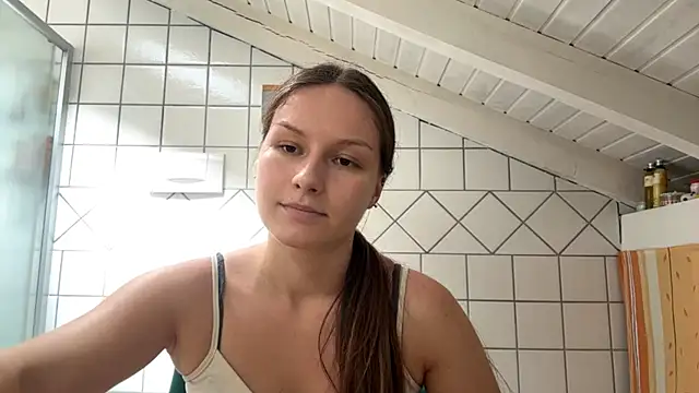 ShaylaChong Adlı Modelin Canlı XXX Sohbeti