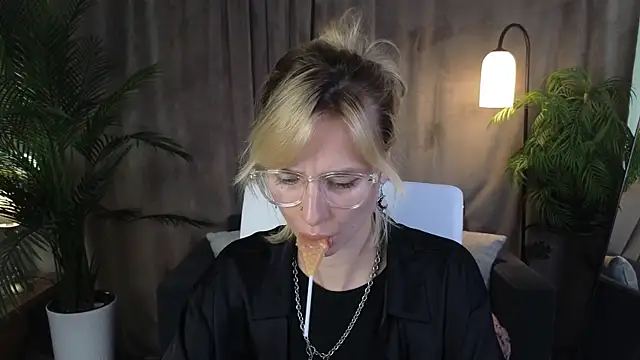 NoraMoreau Chat XXX in diretta
