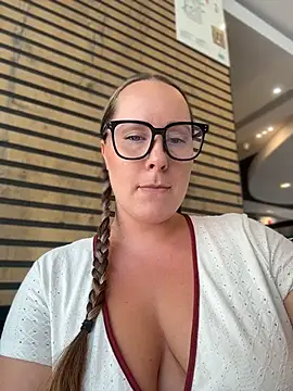 Chat +18 de Mona_Plus ao vivo