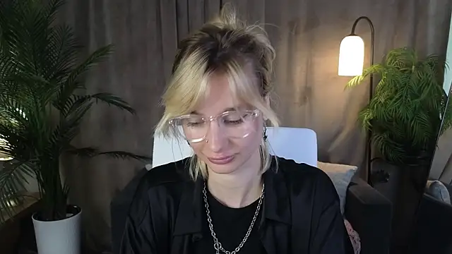 NoraMoreau XXX чат на живо