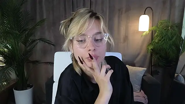 NoraMoreau's Live XXX Chat