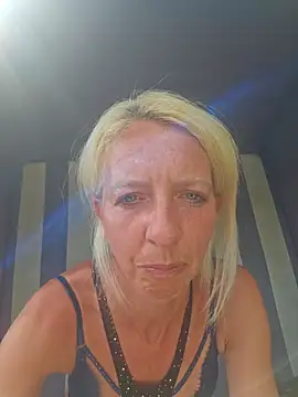 צ'אט XXX בשידור חי של PinkladyCora