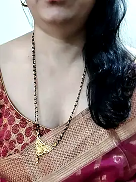 Yazhini-Cam Adlı Modelin Canlı XXX Sohbeti