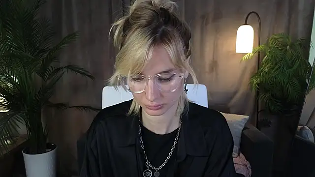 NoraMoreau's Live XXX Chat
