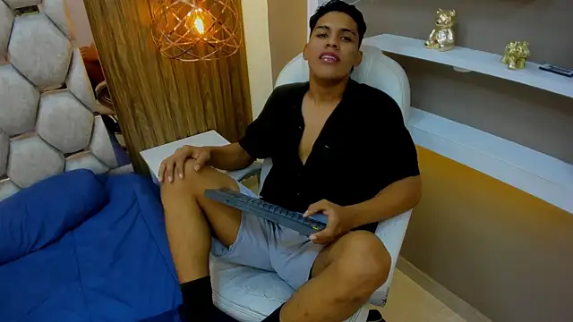Онлайн чат XXX Colby_driscoll