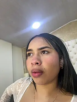 Chatroom XXX en direct de LuciaMoore