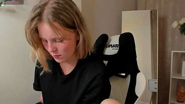 Peggy_Hun1t Adlı Modelin Canlı XXX Sohbeti