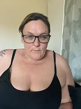 Busty-GilfQuinn's Live XXX Chat