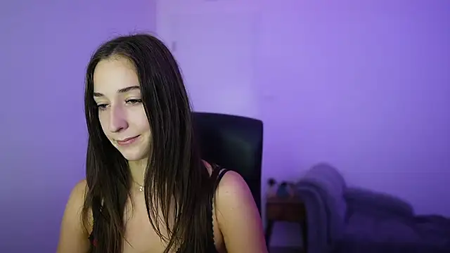 Crystalbrunette18 élő XXX-chatje