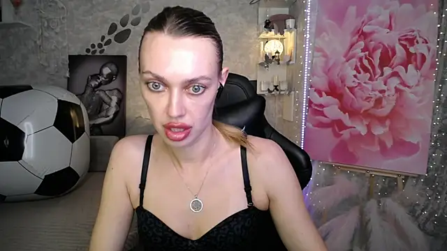 XXX chat uživo modela NickyAdamidi