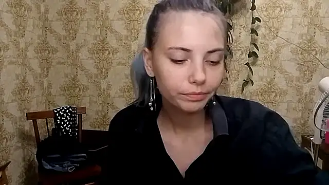 Helen18glo Adlı Modelin Canlı XXX Sohbeti