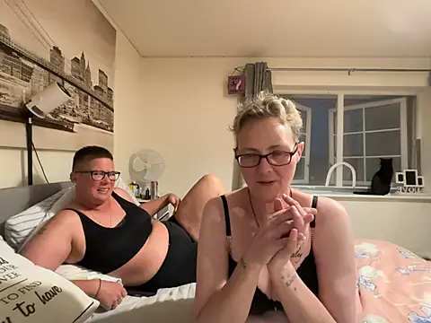 Curvy-Jinx live XXX chat