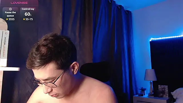 andrewmhilton_ élő XXX-chatje