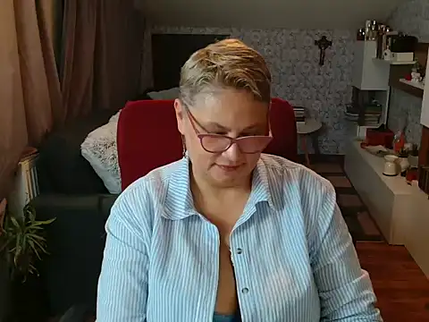 NewHellen4you élő XXX-chatje