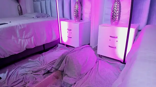 צ'אט XXX בשידור חי של HollyPeach