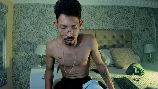NoaahTylor's Live XXX Chat
