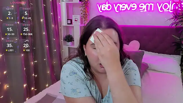FeralPeach live XXX chat