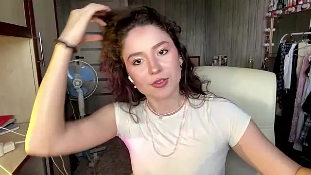 CrispyVeil live XXX chat