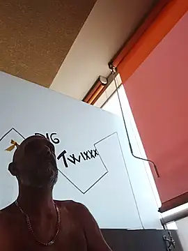 BigTwixxxxn Live XXX chat