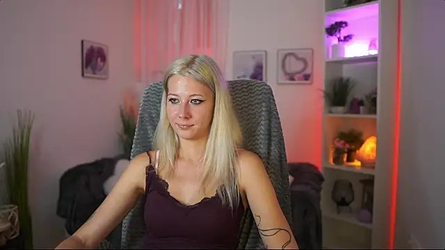 Chatroom XXX en direct de EmilySwann_